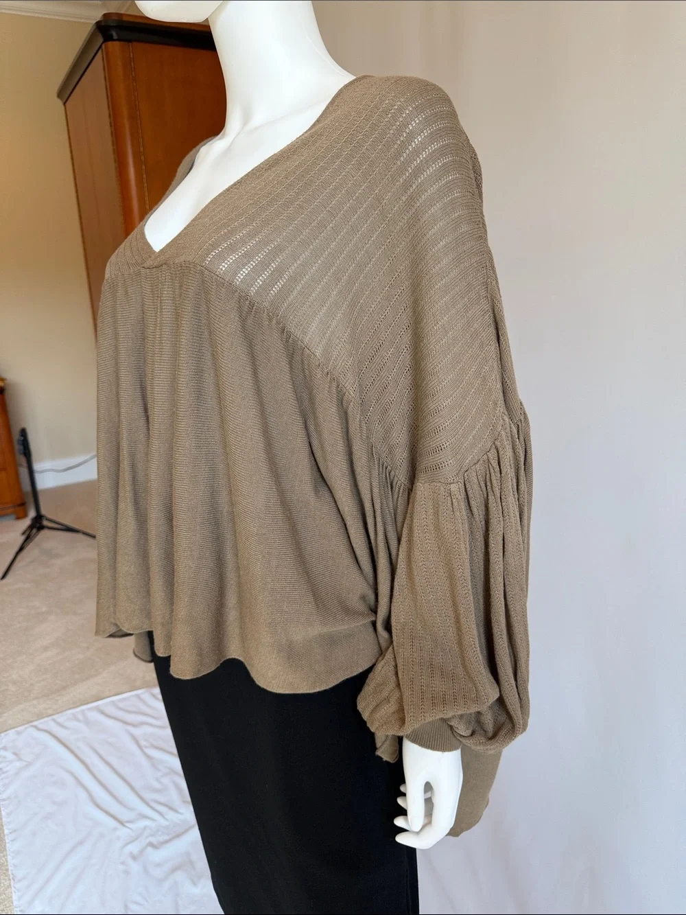 Free People Camel V-Neck Balloon Sleeve Knit Tunic